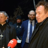 Bp Henryk Tomasik w czasie jednej z wizyt na planie filmu "Klecha". Z prawej Mirosław Baka, który zagrał ks. Kotlarza.