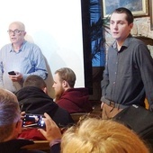 Doktor Andrzej Solecki (z lewej) i Bartłomiej Golik, podczas jaskiniowego spotkania "Akademii nie z tej ziemi".
