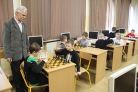 Sportowej rywalizacji młodych zawodników przygląda się Marek Niedźwiecki.