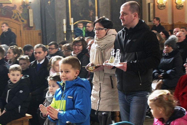 Bielsko-żywieckie rodziny Domowego Kościoła podczas Mszu św. u Matki Bożej Inwałdzkiej.