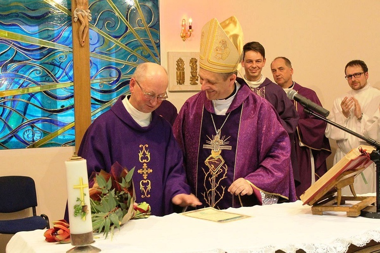 Bp Roman Pindel i ks. Józef Walusiak podczas uroczystości poświęcenia kaplicy św. Józefa w komorowickiej "Nadziei".