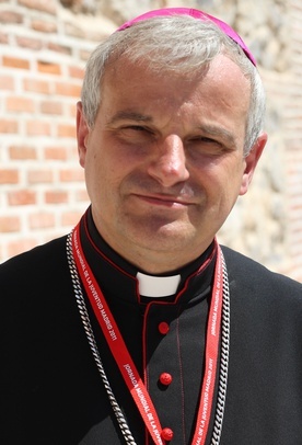 Biskup Mendyk przypomina: Religia nie jest przedmiotem dodatkowym