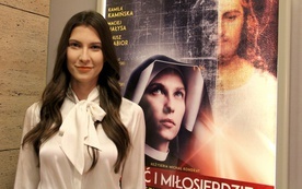 W roli s. Faustyny wystąpiła warszawska aktorka Kamila Kamińska.