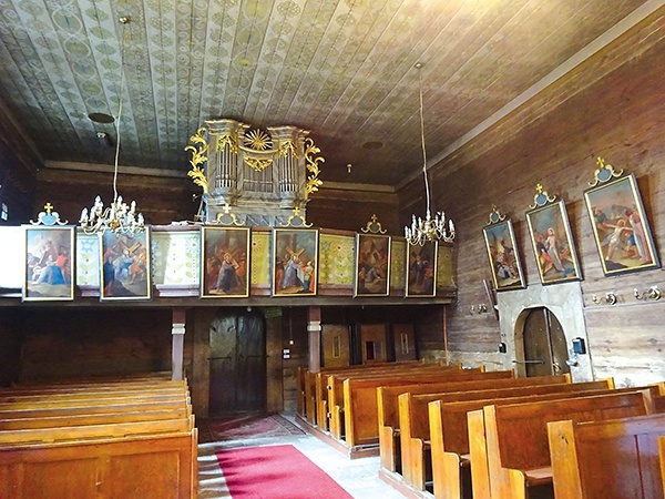 Droga Krzyżowa  (XVIII w.) z Sierakowic  dziś zdobi kościół  Trójcy Świętej w Rachowicach.