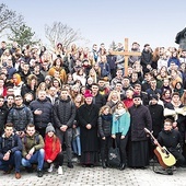 Uczestnicy jubileuszowej 15. pielgrzymki po zakończeniu nabożeństwa Drogi Krzyżowej.