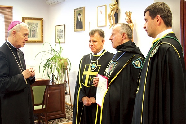 Biskup Piotr Libera wręczył dekret i pobłogosławił działalność nowego stowarzyszenia. Ubrani w mantule i pektorał (od lewej): Artur Wiśniewski, Janusz Paczkowski i Piotr Sękowski.
