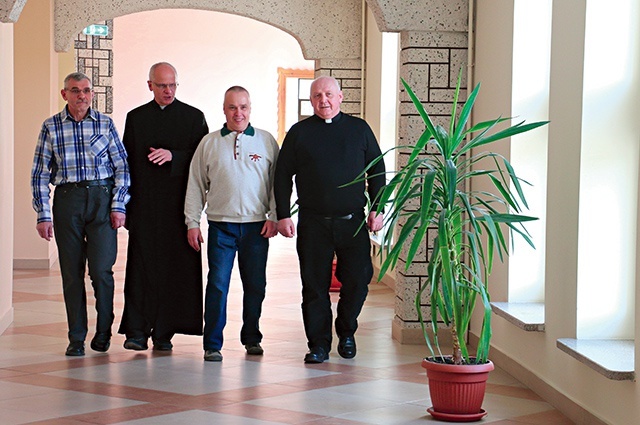 ◄	Na seminaryjnym korytarzu (od lewej) Józef Kazimierczak, ks. Jarosław Wojtkun, Tomasz Porczyński i ks. Zenon Sala.