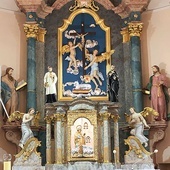 W ołtarzu głównym lipowieckiego kościoła wzrok przyciąga scena podwyższenia Krzyża Świętego.