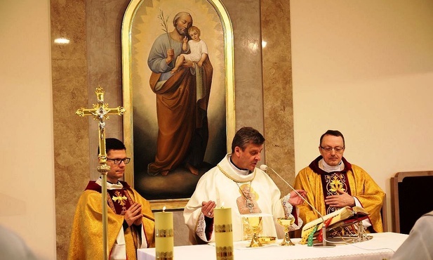 Bp Roman Pindel, ks. proboszcz Jan Figura (z prawej) i ks. Marek Studenski podczas Mszy św. w kaplicy św. Józefa.