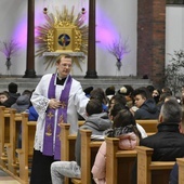 Ks. Przemek w czasie zadawania pytań dzieciom na świdnickim os. Młodych.