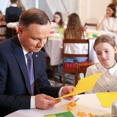 Prezydent Duda tworzył świąteczne kartki razem z uczniami SP w Brzozowie Starym.