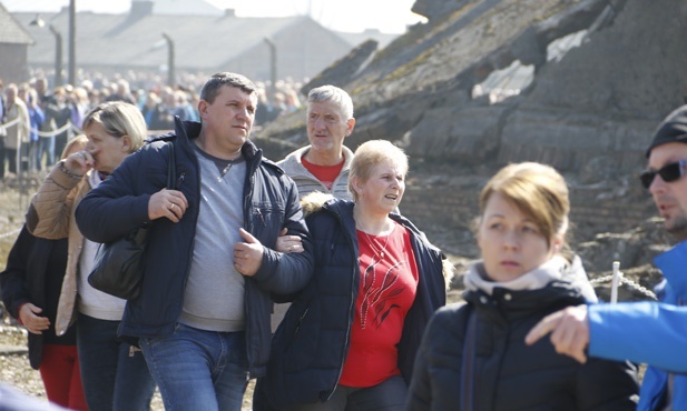 Droga Krzyżowa w intencji trzeźwości w KL Birkenau - 2019