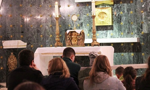 Adoracja Najświętszego Sakramentu to stały punkt uwielbieniowego spotkania młodych w kościele św. Józefa.