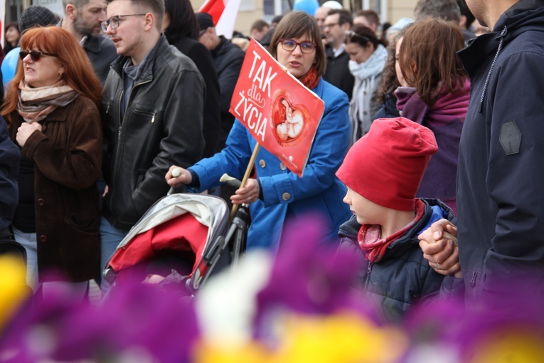 "Nie chcemy tęczowego terroru”. Narodowy Marsz Życia w Warszawie