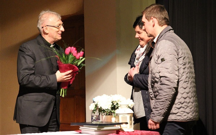 O "Zachwycie i innych skutkach wiary" słuchali uczestnicy spotkania z ks. Jerzym Szymikiem.