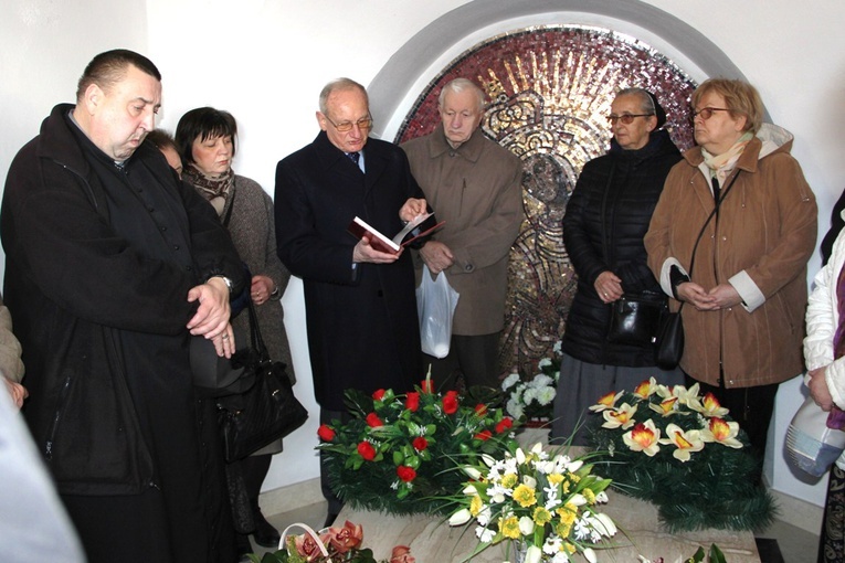 Członkowie KIK modlili się przy grobie bp. Edwarda Materskiego. Jan Rejczak trzeci od lewej.