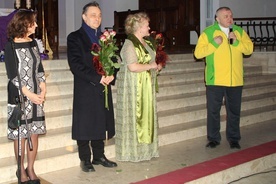 Artystom za koncert podziękował ks. Marek Kujawski. Od lewej Antonina Krzysztoń, Robert Grudzień, Halina Sowińska-Winiarska.