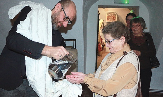Dr Grzegorz Niemyjski przy okazji swoich wystaw omywa ręce zwiedzającym. To gest nawiązujący  do umycia rąk przez Piłata i mycia nóg uczniom  przez Jezusa.