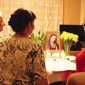 ◄	Modlitwa w rodzinnym domu państwa Kunatów. 8-letnia wnuczka z przejęciem przygotowała dekorację stołu, a dziadkowie z Renatą Deus odśpiewali o godz. 21 Apel Jasnogórski.