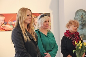 Ewa Rozińska (z lewej) i Dorota Wólczyńska (obok) – autorki zdjęć podczas wernisażu wystawy. 