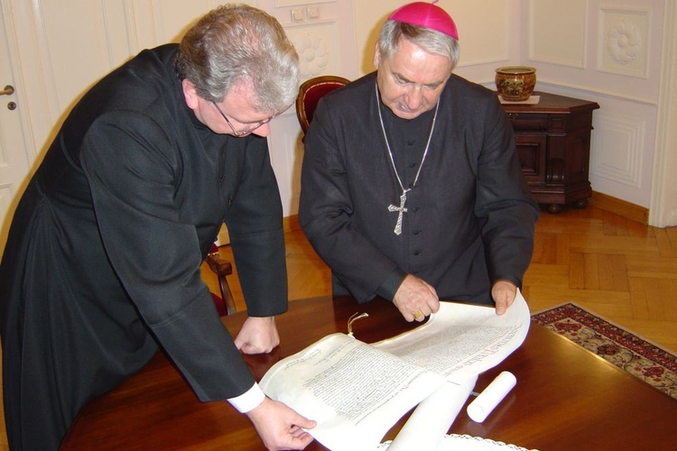 Kanclerz Świdnickiej Kurii Biskupiej przegląda dokumenty z Nuncjuszem Apostolskim.