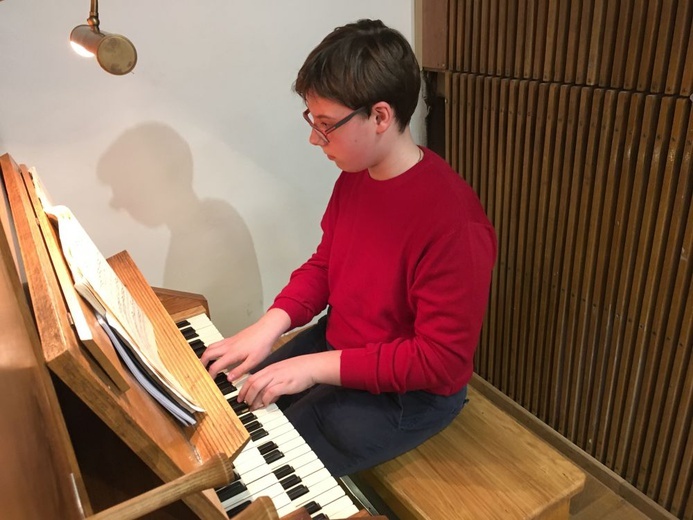 Jakub Moneta to jeden z najmłodszych organistów w diecezji świdnickiej.