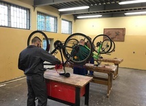 Osadzeni z Zakładu Poprawczego w Raciborzu naprawiają stare rowery. 