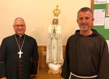 Bp Artur Miziński jako jeden z pierwszych modlił się przy nowej figurze Matki Bożej Fatimskiej.