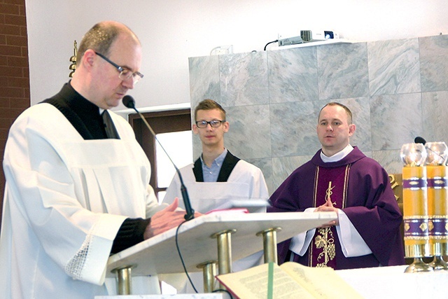 Eucharystii przewodniczył o. Valery. Z lewej ks. Roman Majchrzyk.