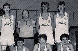 Fragment zdjęcia ze zgrupowania kadry młodzieżowej w Olsztynie w 1987 roku. Andrzej Wierzgacz stoi drugi od prawej, obok śp. Adama Wójcika, legendy polskiej i wrocławskiej koszykówki.