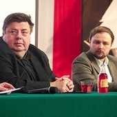 ▲	W spotkaniu z Piotrem Semką (z lewej) i autorem publikacji uczestniczyło kilkadziesiąt osób.