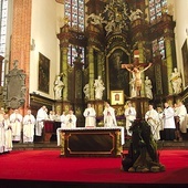 W katedrze zebrało się wielu kapłanów.
