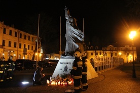 Pod łowickim pomnikiem papieża wartę zaciągnęli strażacy. 