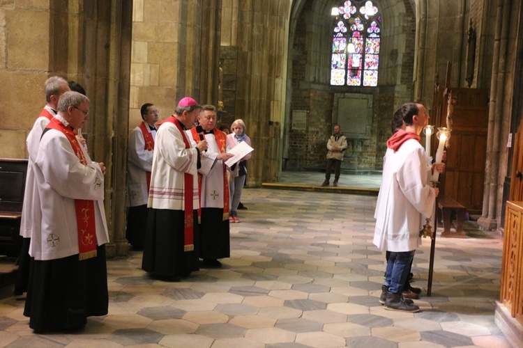 Droga Krzyżowa z osobami chorymi i niepełnosprawnymi w katedrze