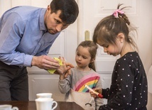 Szwedzkie służby próbowały zabrać ojcu córki. Denis Lisov stara się o azyl w Polsce