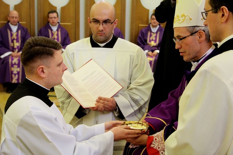 Tarnowskie seminarium. Przyjęcie do posługi lektoratu i akolitatu