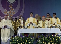 Biskup Ignacy przyznał, że od lat zależało mu, by Mszy papieskiej w Wałbrzychu przewodniczył najbliższy świadek świętości Jana Pawła II.