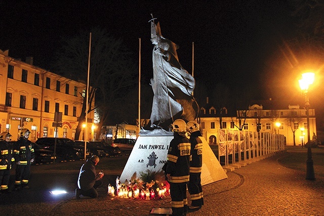 Pod łowickim pomnikiem wartę zaciągnęli strażacy.