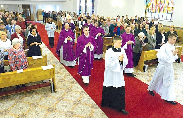 ▲	Mszy św. w seminaryjnej kaplicy, w której uczestniczyło około 200 pedagogów, przewodniczył bp Turzyński.