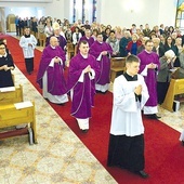 ▲	Mszy św. w seminaryjnej kaplicy, w której uczestniczyło około 200 pedagogów, przewodniczył bp Turzyński.