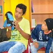 Młodzi przymierzają podarowane buty.