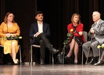 Od lewej - autorzy filmu "Auschwitz - w sieci dobra": Barbara Daczyńska, Jarosław Wilczak i Magdalena Plewa-Ould oraz Alojzy Klaja, jeden z jego bohaterów.