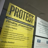 Na drzwiach strajkujących placówek wywieszono plakaty i prośby do rodziców o zrozumienie.