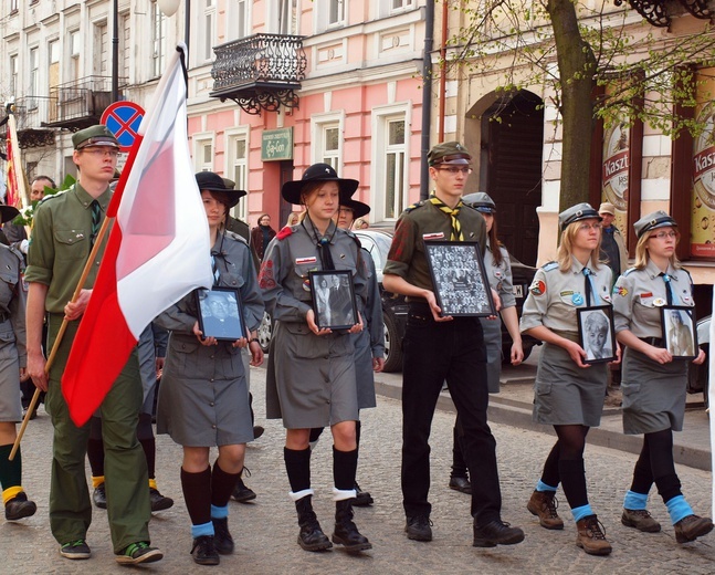 Wśród 96 ofiar katastrofy smoleńskiej było pięć osób związanych z naszym regionem. Na zdjęciu: Marsz Milczenia w Płocku zorganizowany po katastrofie smoleńskiej.