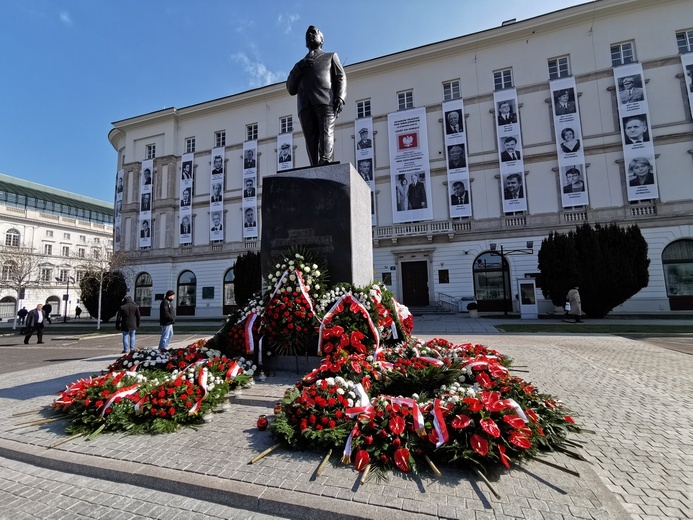 9. rocznica katastrofy smoleńskiej. Kwiaty, apele, barierki