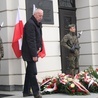 W imieniu władz Radomia znicz przy pamiątkowej tablicy zapalił wiceprezydent Karol Semik.