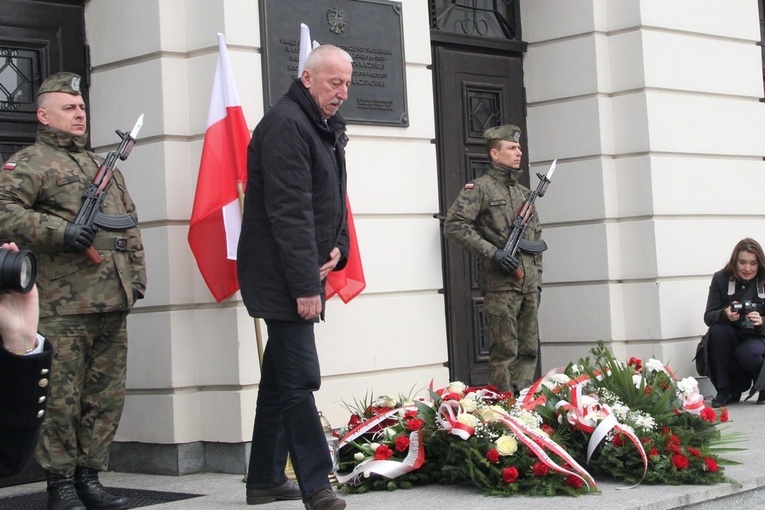 W imieniu władz Radomia znicz przy pamiątkowej tablicy zapalił wiceprezydent Karol Semik.