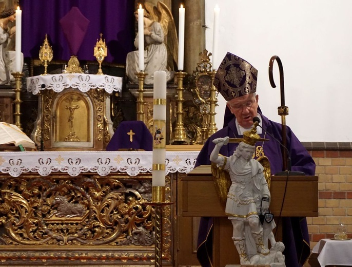 Biskup Dec zachęcał do modlitwy w intencji odkrycia prawdy o katastrofie.