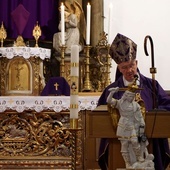 Biskup Dec zachęcał do modlitwy w intencji odkrycia prawdy o katastrofie.