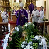 Liturgii pogrzebowej przewodniczył bp Ignacy Dec.